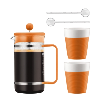 Набор кофейный Bodum Bistro, цвет: оранжевый, белый, 5 предметовAK1508-116-Y15 Набор кофейный Bodum Bistro, цвет: оранжевый, белый, 5 предметовAK1508-116-Y15Сочетание эстетики стекла и пластика ярких цветов превращает Bodum Bistro в элегантный аксессуар, создающий атмосферу утонченности и уюта. Кофейник с френч-прессом, две кружки и удлиненные ложки для безопасного размешивания - набор из пяти предметов органично дополнит интерьер кухни или выступит отличным подарком на знаменательную дату. Колба кофейника и чашки Bodum Bistro изготовлены из боросиликатного стекла, устойчивого не только к высокой температуре, но и царапинам, потертостям и прочим мелким повреждениям. В набор входят: Кофейник с прессом, 1 л; 2 стакана по 300 мл; 2 мерные ложки.