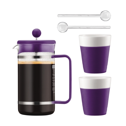 Набор кофейный Bodum Bistro, цвет: фиолетовый, белый, 5 предметовAK1508-914-Y15 Набор кофейный Bodum Bistro, цвет: фиолетовый, белый, 5 предметовAK1508-914-Y15Сочетание эстетики стекла и пластика ярких цветов превращает Bodum Bistro в элегантный аксессуар, создающий атмосферу утонченности и уюта. Кофейник с френч-прессом, две кружки и удлиненные ложки для безопасного размешивания - набор из пяти предметов органично дополнит интерьер кухни или выступит отличным подарком на знаменательную дату. Колба кофейника и чашки Bodum Bistro изготовлены из боросиликатного стекла, устойчивого не только к высокой температуре, но и царапинам, потертостям и прочим мелким повреждениям. В набор входят: Кофейник с прессом, 1 л; 2 стакана по 300 мл; 2 мерные ложки.