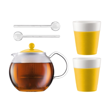 Набор чайный Bodum Assam 1.0 л 5 предметов желт., арт.AK1830-957-Y15AK1830-957-Y15 Набор чайный Bodum Assam 1.0 л 5 предметов желт., арт.AK1830-957-Y15AK1830-957-Y15Чайный набор Bodum Assam состоит из двух стаканов, двух ложек и чайника, выполненных из высококачественного стекла, фарфора и пластика. Элегантный дизайн набора придется по вкусу и ценителям классики, и тем, кто предпочитает утонченность и изысканность. Он настроит на позитивный лад и подарит хорошее настроение с самого утра. Чайный набор Bodum Assam идеально подойдет для сервировки стола и станет отличным подарком к любому празднику. Объем стакана: 300 мл. Диаметр стакана (по верхнему краю): 8,7 см. Высота стакана: 10,2 см. Объем чайника: 1 л. Диаметр чайника (по верхнему краю): 9,5 см. Высота чайника (без учета крышки): 12,5 см. Длина ложки: 14 см.