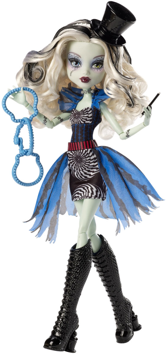 Monster High Кукла Фрэнки Штейн - Monster HighCHY01_CHX98 Monster High Кукла Фрэнки Штейн - Monster HighCHY01_CHX98Ученики школы Monster High знают, как представить свои жуткие недостатки в наилучшем виде. Невероятный танец Фрик дю Шик станет для наших монстров лекарством от всех невзгод. Монстрики готовы блеснуть в свете прожекторов, примерив на себя амплуа цирковых артистов. Хани Свомп выступает в роли марионетки с привязанными к конечностям ниточками, Джинафайер Лонг выбирает для себя роль огнеглотателя, выпуская изо рта языки пламени, Фрэнки Штейн покоряет публику фокусами, а Торалей прогуливается по канату, безупречно удерживая равновесие с помощью зонтика. Фрэнки Штейн демонстрирует фокусы с цилиндром, из которого вместо кролика появляется ее рука. Она одета в обтягивающее платье с коротким голубым шлейфом. Отдельное внимание хочется уделить обуви Фрэнки Штейн - каблучки ее сапожек выполнены в виде цилиндров, что придает ее образу еще больше загадочности. Умопомрачительный образ для самой безумной вечеринки. Руки и ноги куклы шарнирные, это позволяет придать ...