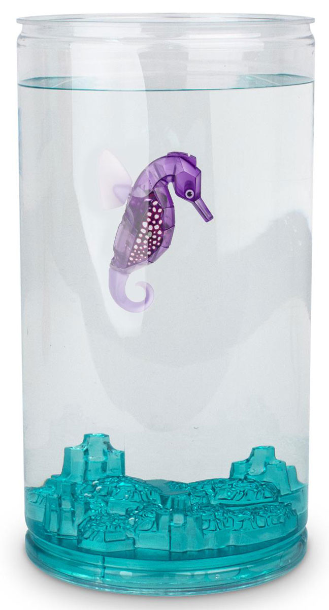 Hexbug Игровой набор Морской конек с большим аквариумом цвет фиолетовый460-4226_2 Hexbug Игровой набор Морской конек с большим аквариумом цвет фиолетовый460-4226_2Набор Aqua Bot Морской конек с аквариумом это микроробот «Aquabot Морской конек» и пластиковый аквариум для него. Микро-робот Морской конек является новинкой в линейке Aquabot. Он плавает в толще воды, время от времени погружается глубже и всплывает к поверхности, светится встроенным светодиодом. Через пять минут засыпает и уходит в энергосберегающий режим, для продолжения игры нужно постучать по аквариуму или вынуть игрушку из воды и погрузить снова.