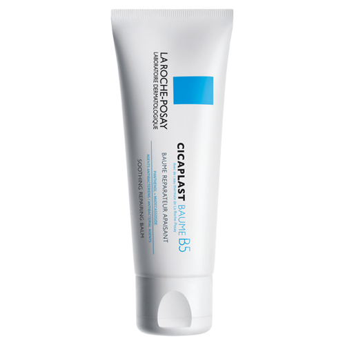 La Roche-Posay Cicaplast Бальзам В5, 40 млM3232900 La Roche-Posay Cicaplast Бальзам В5, 40 млM3232900Цикапласт Бальзам В5 - мультивосстанавливающее средство для чувствительной и раздраженной кожимладенцев,детей и взрослых. Восстанавливает и успокаивает раздраженную кожу. Обладает противовоспалительным и антимикробным эффектом. Питает чувствительную кожу. к применению: Детский диатез , Шелушение кожи , Трещины , Потрескавшиеся губы , Уход после эстетических и дерматологических процедур (пилинги, лазер) Травмы - ожоги легкой степени, ссадины, солнечные ожоги . ЭФФЕКТИВНОСТЬ : - Значительное уменьшение выраженности признаков поврежденной сухой кожи Кожа становится мягче: 100% Кожа более успокоенная: 100% Кожа выглядит более защищенной: 96% Текстура продукта мгновенно дарит чувство комфорта: 96%