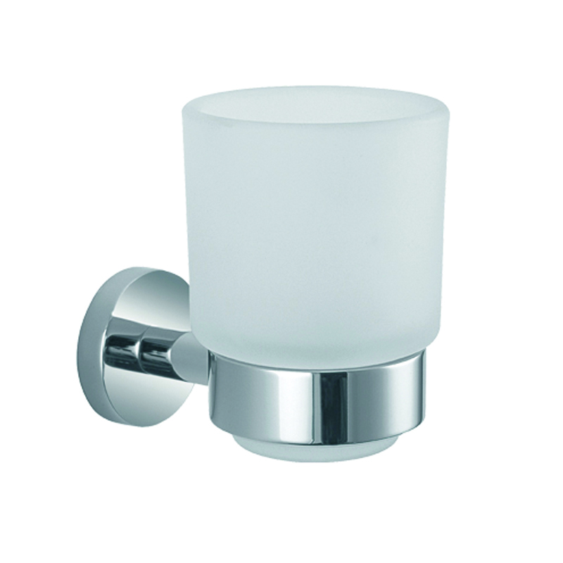 Стакан подвесной Gro Welle RubeRBE551 Стакан подвесной Gro Welle RubeRBE551Стакан для ванной комнаты Gro Welle Rube изготовлен из высококачественного матового стекла. Для стакана предусмотрен специальный держатель, выполненный из латуни с хромированным покрытием. Хромоникелевое покрытие Crystallight придает изделию яркий металлический блеск и эстетичный внешний вид. Имеет водоотталкивающие свойства, благодаря которым защищает изделие. Устойчив к кислотным и щелочным чистящим средствам. Изделие быстро и просто крепится к стене, крепежные материалы входят в комплект. В стакане удобно хранить зубные щетки, пасту и другие принадлежности. Диаметр стакана по верхнему: 7,4 см. Высота стакана: 10,3 см. Отступ стакана от стены: 10,7 см.