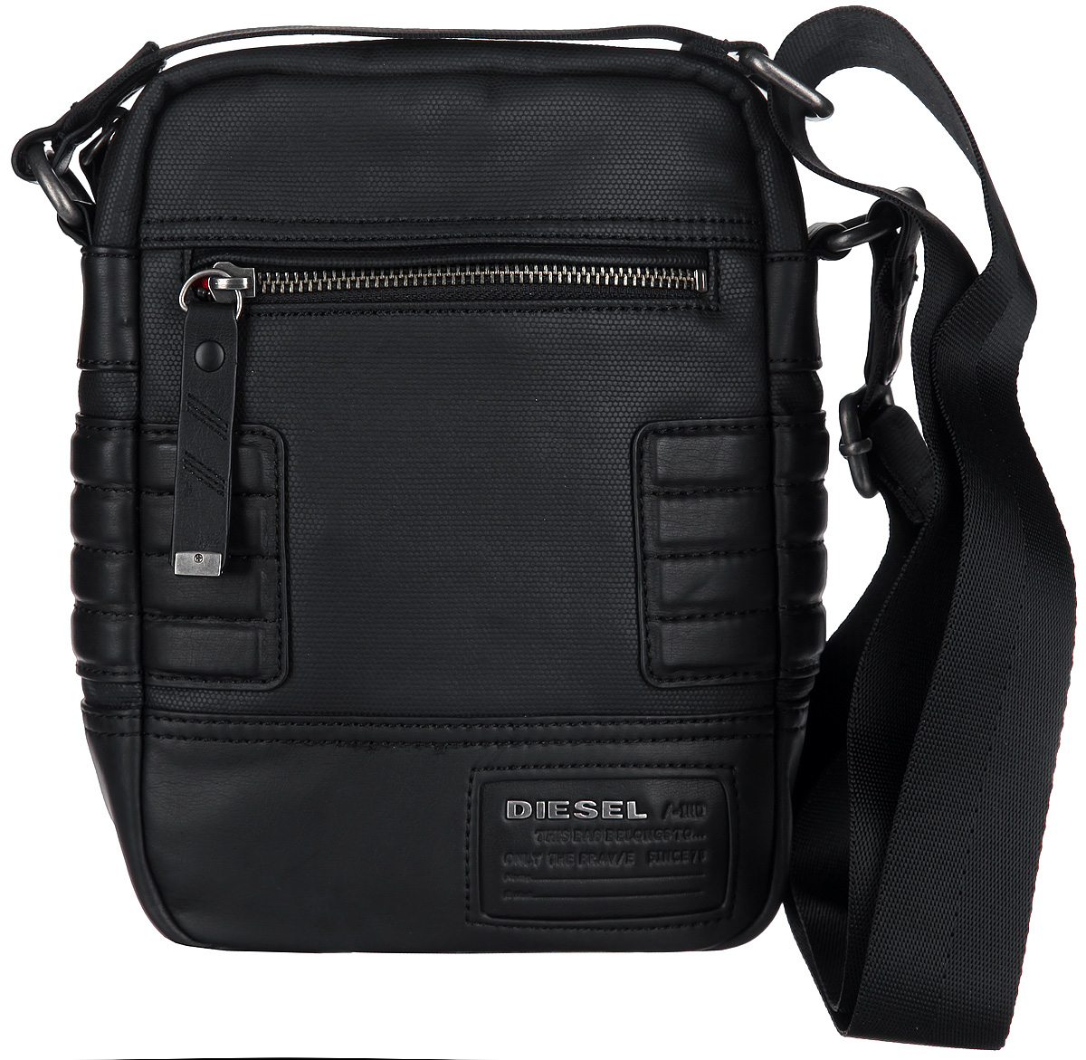Сумка мужская Diesel, цвет: черный. X03023-PS888/H1669X03023-PS888/H1669 Сумка мужская Diesel, цвет: черный. X03023-PS888/H1669X03023-PS888/H1669Сумка Diesel выполнена из натуральной кожи и текстиля. Изделие декорировано металлической пластиной с гравировкой в виде названия бренда. Сумка закрывается на застежку-молнию. На лицевой стороне изделия - один втачной карман на застежке-молнии. Внутри - одно большое отделение, разделенное. Также внутри - один втачной карман на застежке-молнии и один небольшой накладной карман для телефона и разных мелочей. Изделие оснащено удобным плечевым ремнем, который регулируются по длине.