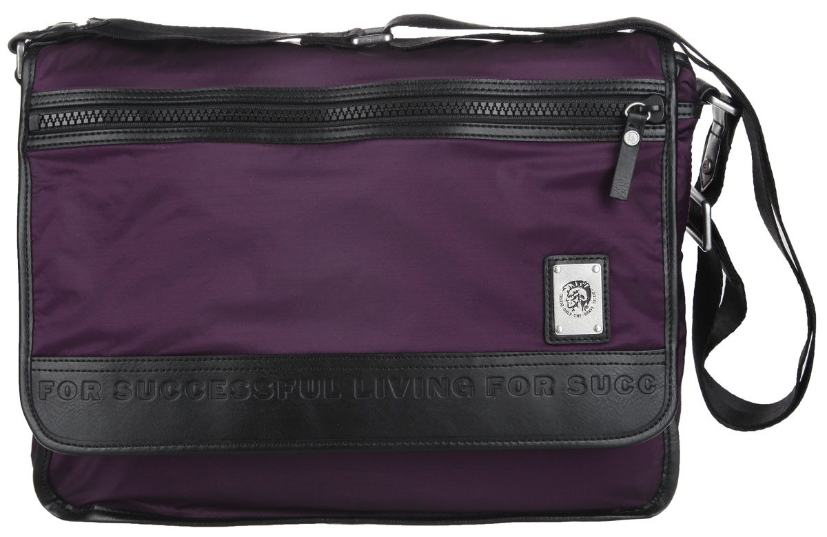 Сумка мужская Diesel, цвет: фиолетовый. X03487-P0689/T5081X03487-P0689/T5081 Сумка мужская Diesel, цвет: фиолетовый. X03487-P0689/T5081X03487-P0689/T5081Стильная и практичная сумка Diesel выполнена из полиэстера, оформлена символикой бренда. Изделие содержит одно отделение, которой закрывается хлястиком на липучки. В основном отделении сумки размещен мягкий накладной карман для ноутбука, для фиксации которого предусмотрен хлястик с липучкой. Снаружи, в откидной части сумки, расположен врезной карман на молнии. Сумка оснащена удобным плечевым ремнем, длина которого регулируется при помощи пряжки. Практичная сумка Diesel прекрасно дополнит ваш образ.