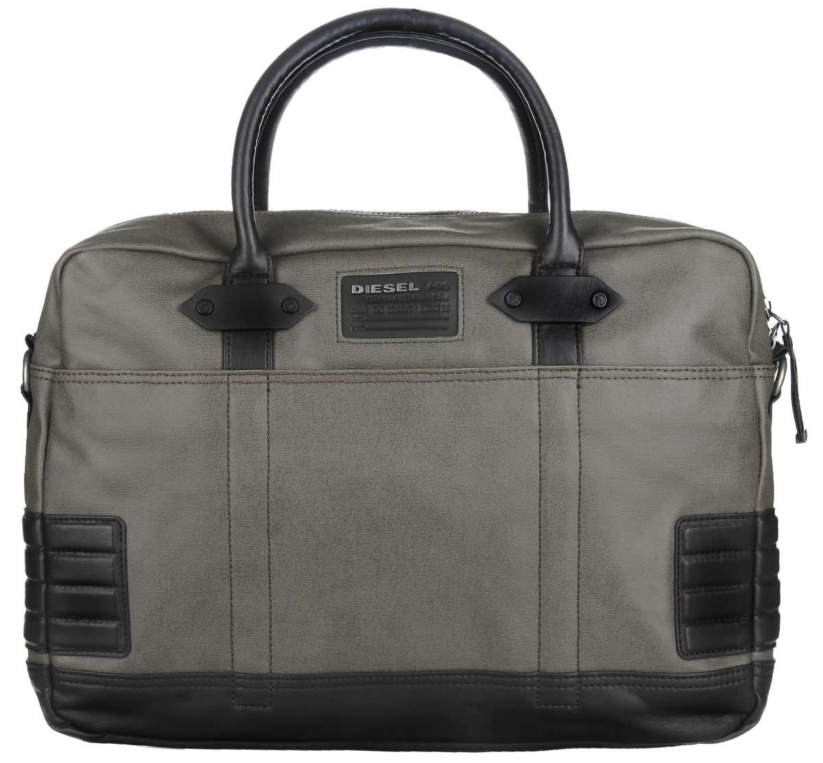 Сумка мужская Diesel, цвет: черный, хаки. X02677-PS888/T7434X02677-PS888/T7434 Сумка мужская Diesel, цвет: черный, хаки. X02677-PS888/T7434X02677-PS888/T7434Элегантная сумка Diesel выполнена из полиуретана. Изделие декорировано вставками из кожи другого цвета и металлической пластиной с гравировкой в виде названия бренда. Сумка закрывается на застежку-молнию с двумя бегунками. На лицевой стороне изделия - один небольшой накладной карман. Внутри - одно большое отделение. Также внутри - один накладной карман на застежке-молнии, два кармана разного размера, которые закрываются хлястиком на застежку-липучку, один узкий накладной карман для письменных принадлежностей, и три накладных кармана для разных мелочей. Изделие оснащено удобным плечевым ремнем, который регулируются по длине.