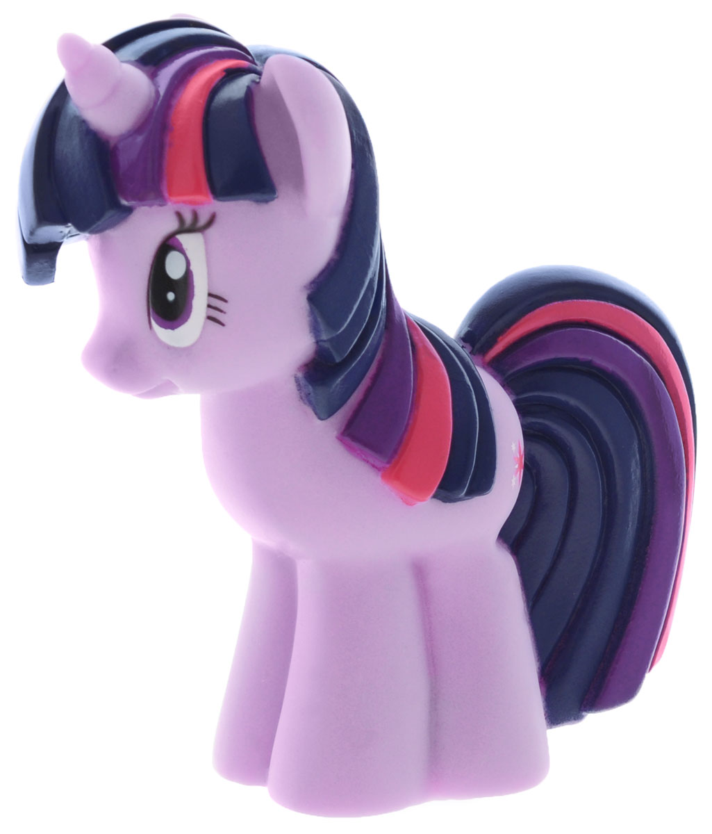 My Little Pony Игрушка для ванны Пони Сумеречная Искорка со световыми эффектамиGT8149 My Little Pony Игрушка для ванны Пони Сумеречная Искорка со световыми эффектамиGT8149Игрушка для ванны My Little Pony Пони Сумеречная Искорка способна занять малыша на все время купания. Она изготовлена из высококачественных и безопасных материалов. Игрушка выполнена в виде яркой пони Twilight Sparkle. Данная игрушка несомненно принесет вашему малышу море позитива, а обычное купание превратит в веселую игру. Игрушка водонепроницаема, поэтому, как только пони попадет в воду, она начнет светиться. С такой игрушкой ребенок может развивать мелкую моторику рук, концентрацию внимания и даже воображение. Порадуйте свою малышку такой необычной игрушкой!