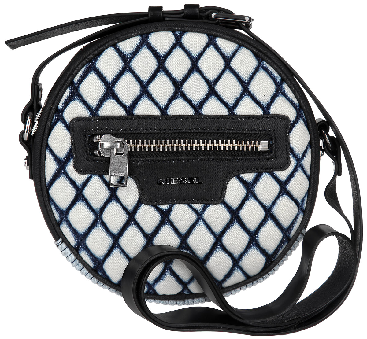 Сумка женская Diesel, цвет: черный, белый, голубой. X03520-P0722/H1180X03520-P0722/H1180 Сумка женская Diesel, цвет: черный, белый, голубой. X03520-P0722/H1180X03520-P0722/H1180Элегантная сумка Diesel выполнена из натуральной кожи и хлопка. Изделие декорировано тиснением в виде ромбов и металлической пластиной с гравировкой в виде названия бренда. На лицевой стороне изделия - один небольшой втачной карман на застежке-молнии. Сумка закрывается на застежку-молнию с двумя бегунками. Внутри - одно большое отделение. Также внутри - один большой накладной карман для телефона и разных мелочей. Прилагается текстильный чехол для хранения. Изделие оснащено удобным плечевым ремнем, который регулируется по длине. В этом сезоне этот модный аксессуар поможет вам быть в тренде!