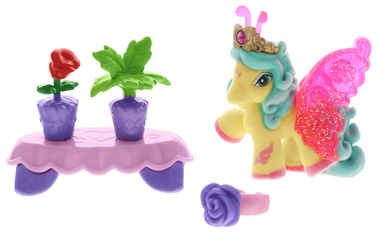 Filly Игровой набор Бабочка AlyssaAlyssa/astM770138-3850 Filly Игровой набор Бабочка AlyssaAlyssa/astM770138-3850Игровой набор Filly Бабочка Alyssa придется по вкусу вашей дочурке, ведь все девочки обожают волшебных лошадок Filly! Набор включает фигурку лошадки-бабочки Alyssa, столик, 2 горшочка с яркими цветами, зеркальце, кольцо для девочки, а также карточку персонажа и красочный буклет. Фигурка выполнена из прочного пластика и покрыта мягким флоком. У лошадки есть яркие полупрозрачные крылья, оформленные множеством сверкающих блесток. Лошадки-бабочки Filly живут в прекрасном саду посреди волшебного леса Папиллия. Помимо крылышек бабочки, от обычных лошадок Филли отличаются также небольшими антеннами и короной со сверкающим кристаллом Swarovski на голове. Ваша дочурка с удовольствием будет играть с этим набором и устраивать настоящие волшебные приключения в мире лошадок-бабочек Filly. Фигурка очаровательной лошадки станет любимой игрушкой вашей малышки и займет достойное место в ее личной коллекции.