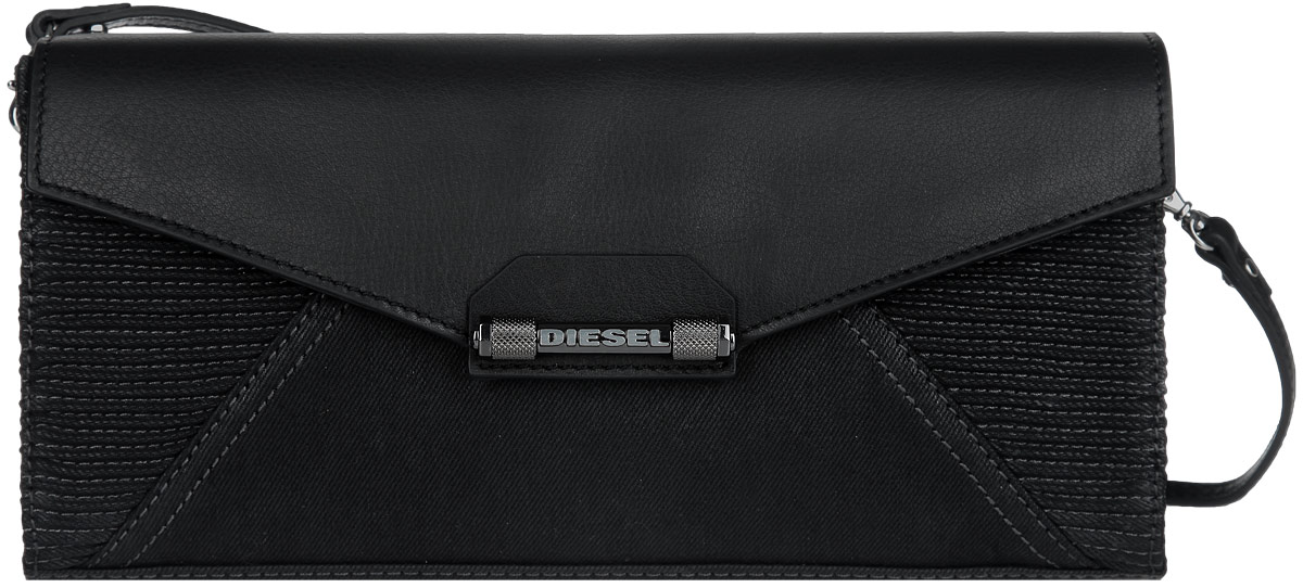 Клатч женский Diesel, цвет: черный. X03527-P0726/T8013X03527-P0726/T8013 Клатч женский Diesel, цвет: черный. X03527-P0726/T8013X03527-P0726/T8013Клатч Diesel выполнен из натуральной кожи и хлопка. Изделие декорировано защипами и пластиной с гравировкой в виде названия бренда. На лицевой стороне изделия - один прорезной карман на магнитной застежке. Сумка закрывается клапаном на магнитную застежку. Внутри - одно большое отделение. Также внутри - три небольших накладных кармана для телефона и разных мелочей. На задней стенке небольшая ручка. Прилагается текстильный чехол для хранения. Изделие оснащено удобным плечевым ремнем, который регулируется по длине. В этом сезоне этот модный аксессуар поможет вам быть в тренде!