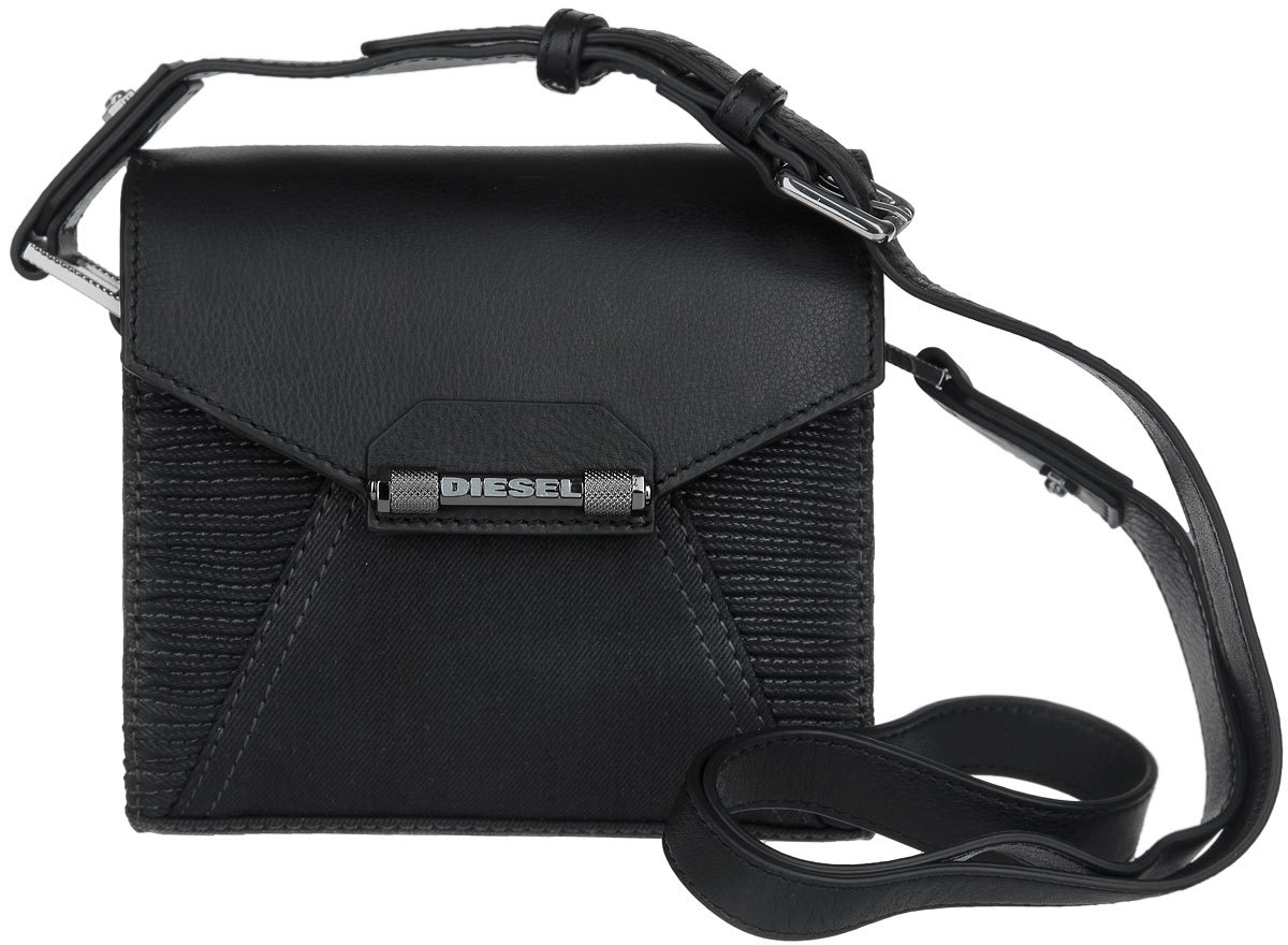 Сумка женская Diesel, цвет: черный. X03390-P0726/T8013X03390-P0726/T8013 Сумка женская Diesel, цвет: черный. X03390-P0726/T8013X03390-P0726/T8013Элегантная сумка Diesel выполнена из натуральной кожи и хлопка. Изделие декорировано защипами и металлической пластиной с гравировкой в виде названия бренда. Сумка закрывается клапаном на магнитную застежку. Внутри - одно большое отделение. Также внутри - один большой накладной карман для телефона и разных мелочей. Прилагается текстильный чехол для хранения. Изделие оснащено удобным плечевым ремнем, который регулируется по длине. В этом сезоне этот модный аксессуар поможет вам быть в тренде!
