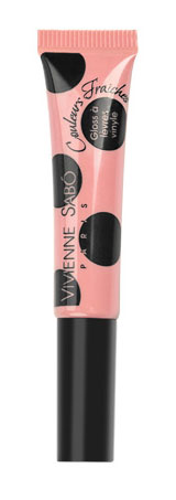Vivienne Sabo Лаковый блеск для губ Couleurs Fraiches, тон 01, 8 млD215009201 Vivienne Sabo Лаковый блеск для губ Couleurs Fraiches, тон 01, 8 млD215009201Необычайно свежие карамельно-сливочные цвета блеска для губ Couleurs Fraiches – идеальный вариант на все случаи жизни. Формула обогащена компонентами, восстанавливающими упругость губ. Аппетитная капля с ягодным ароматом при помощи тонкой кисточки прекрасно распределяется по поверхности губ и придает им глянцевый виниловый блеск. В составе: •Масло Жожоба – смягчение и увлажнение •Эмоленты – увлажнение