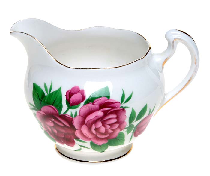 Молочник (сливочник) Пионы. Фарфор, деколь, золочение. Royal Vale, Великобритания, вторая половина ХХ векаОС27214 Молочник (сливочник) Пионы. Фарфор, деколь, золочение. Royal Vale, Великобритания, вторая половина ХХ векаОС27214Молочник (сливочник) Пионы. Фарфор, деколь, золочение. Маркировка: подглазурное клеймо черного цвета Royal Vale. Bone china. Made in England Датировка: Великобритания, вторая половина ХХ века. Размер: высота 9 см, диаметр тулова 8 см. Сохранность очень хорошая, без сколов и трещин, без повреждений.