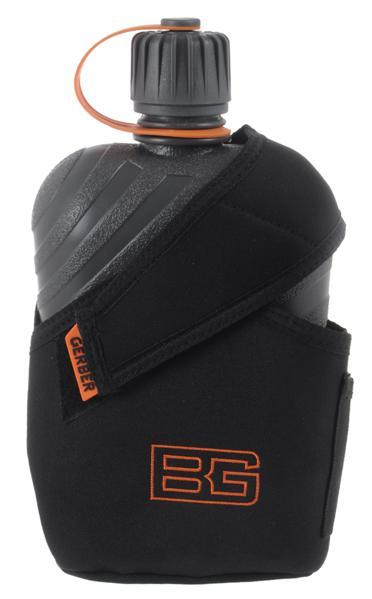Фляга Gerber Canteen, 1 л31-001062 Фляга Gerber Canteen, 1 л31-001062Фляга Gerber Canteen – отличный выбор для вылазки или более серьезного путешествия, охоты или рыбалки. Фляга изготовлена из высококачественных материалов, можно не переживать насчет вредного влияния на залитую в нее жидкость. Кроме, собственно, фляги в набор входят кружка-котелок и чехол-сумка для переноски. Кружка-котелок изготовлена из пищевого алюминия, в ней можно кипятить воду. Чтобы не обжечь руку, кружка имеет специальные ручки. Набор не занимает много места – кружка-котелок имеет такую форму, что фляга вставляется в нее, и в таком виде они переносятся в чехле. Чехол, в свою очередь, можно закрепить на поясе. Вес фляги: чуть больше 350 г. Размер фляги: 13 см х 7,5 см х 24 см. Размер кружки (без учета ручек): 14 см х 7,5 см х 9 см.