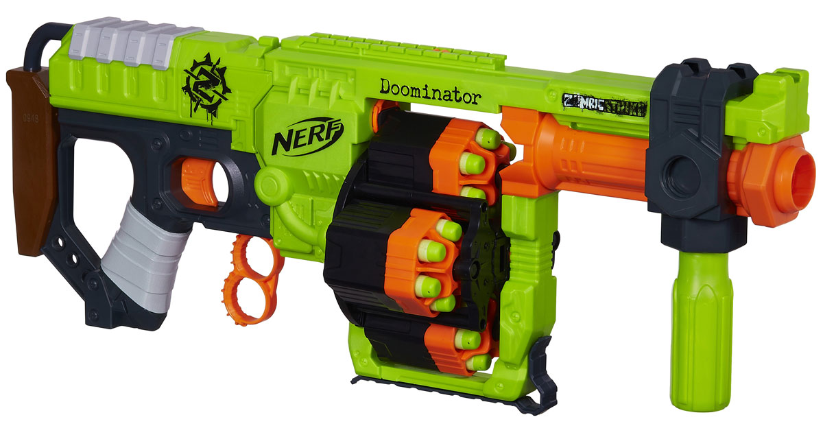 Nerf Бластер Zombie Strike DoominatorB1532EU4 Nerf Бластер Zombie Strike DoominatorB1532EU4Бластер Nerf Zombie Strike Doominator позволит вашему ребенку почувствовать себя во всеоружии! Бластер выполнен из яркого безопасного пластика салатового и оранжевого цветов. С этим оружием ни один зомби не останется незамеченным. Как только стрелы в одном барабане закончатся, необходимо надавить на механизм, расположенный под основным спусковым крючком и стрельба начнется вновь. Таким образом, перезарядка будет происходить практически мгновенно, экономя время в сражении. Перезаряжать устройство необходимо после каждого выстрела, а ручка, которая используется в этом процессе, может быть расположена для удобства справа, слева или внизу. В бластере предусмотрены 4 барабана с 6 стрелами в каждом. Всего в наборе имеется 24 патрона. Удивите своего ребенка самым большим и оригинальным подарком, который доставит ему массу удовольствия.