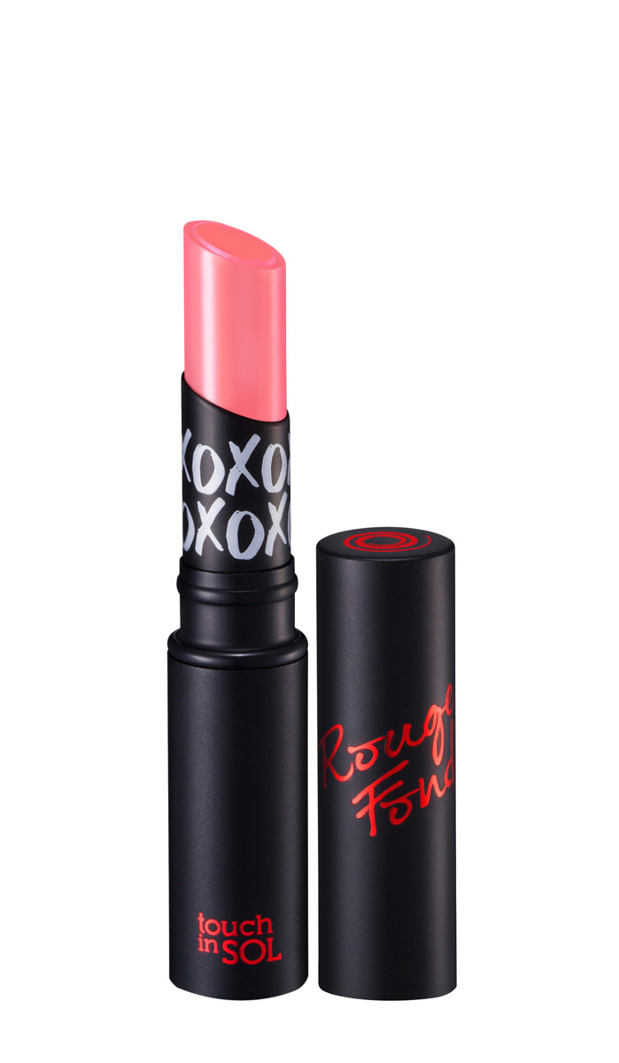 Touch in SOL Помада для губ Rouge Fondue, №4 Fondue Pink8809447920481 Touch in SOL Помада для губ Rouge Fondue, №4 Fondue Pink8809447920481А вы знали, что температура губ 28 градусов?! Губная помада Rouge Fondue держит форму и реагирует на температуру Ваших губ. Тает при первом прикосновении, питая и придавая сияние губам. Эффективность: 1. Яркий цвет и тающая текстура придает неповторимое сияние; 2. Уникальный состав с содержанием манго, масла Ши и кокосового масла глубоко питает и увлажняет губы, удерживая влагу надолго; 3. Тает на губах, делая их аппетитными как фондю. 4. Двойная увлажняющая и тающая система–придает глянец и объем губам. Система, удерживающая влагу – фиксирует цвет и увлажненность Ваших губ. Повторное нанесение – помада обладающая памятью. При повторном нанесении помада ложится по контуру, как при первом нанесении.