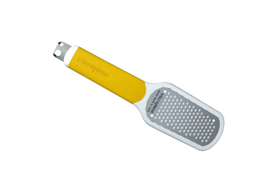 Терка для цедры Microplane, цвет: желтый34620 Терка для цедры Microplane, цвет: желтый34620Терка Microplane имеет 3 функции: натирание цедры лимона, очистка лимона, создание стружки (2 размеров). Лезвие выполнено из нержавеющей стали 302 с эргономичной резиновой рукояткой. В комплекте имеется защитный пластиковый чехол. Microplane - это легендарные американские терки. Продукцией Microplane пользуются все известные кулинары и повара всего мира, среди них знаменитый шеф-повар Джейми Оливер. Вся продукция Microplane производится на собственном заводе в США. Microplane используют самую качественную нержавеющую сталь. Благодаря уникальному химическому составу, продукция не окисляется и сохраняет большее количество витаминов и полезных веществ в продуктах. Для производства используются нержавеющие стали 410, 301 и 302 - идеальный материал для терок, поэтому продукция Microplane не тупится годами. Запатентованный процесс фотогравировки позволяет создать сверхострые лезвия для продукции.