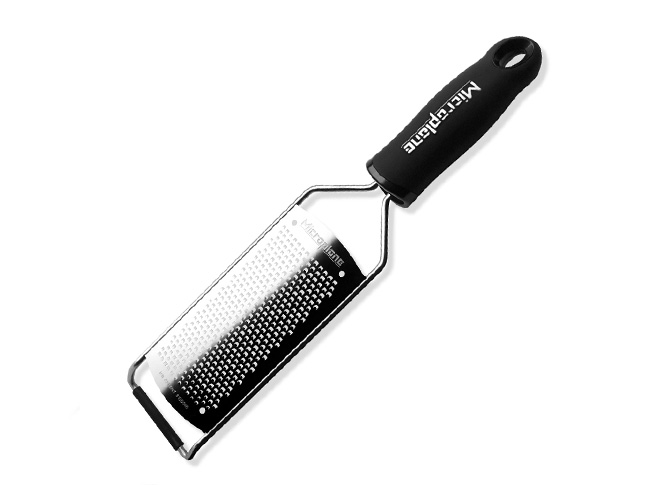 Терка Microplane, средняя, цвет: стальной, черный45004 Терка Microplane, средняя, цвет: стальной, черный45004Терка Microplane, изготовленная из нержавеющей стали высокой твердости, идеально подходит для сыров, хрена, имбиря, моркови, шоколада, масла, специй, орехов. Стружка получается мелкой, как пюре. Изделие оснащено удобными нескользящими ножками и эргономичной ручкой с нескользящим покрытием. Такой уникальный предмет станет незаменимым помощником на вашей кухне и понравится любой хозяйке. В комплекте идет защитный пластиковый чехол. Терку можно мыть в посудомоечной машине. Microplane - это легендарные американские терки. Продукцией Microplane пользуются все известные кулинары и повара всего мира, среди них знаменитый шеф-повар Джейми Оливер. Вся продукция Microplane производится на собственном заводе в США. Для изготовления терок Microplane используют самую качественную нержавеющую сталь. Благодаря уникальному химическому составу стали, продукция Microplane не окисляется и сохраняет большее количество витаминов и полезных веществ в...