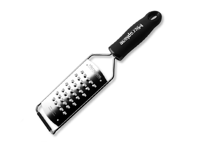 Терка Microplane, экстра крупная, цвет: стальной, черный45008 Терка Microplane, экстра крупная, цвет: стальной, черный45008Терка Microplane, изготовленная из нержавеющей стали высокой твердости, идеально подходит для сыров, капусты, картошки, яблок, свеклы, масла, огурцов, моркови. Стружка получается крупной, по форме напоминает соломку. Изделие оснащено удобными нескользящими ножками и эргономичной ручкой с нескользящим покрытием. Такой уникальный предмет станет незаменимым помощником на вашей кухне и понравится любой хозяйке. В комплекте идет защитный пластиковый чехол. Можно мыть в посудомоечной машине. Microplane - это легендарные американские терки. Продукцией Microplane пользуются все известные кулинары и повара всего мира, среди них знаменитый шеф-повар Джейми Оливер. Вся продукция Microplane производится на собственном заводе в США. Для изготовления терок Microplane используют самую качественную нержавеющую сталь. Благодаря уникальному химическому составу стали, продукция Microplane не окисляется и сохраняет большее количество витаминов и...