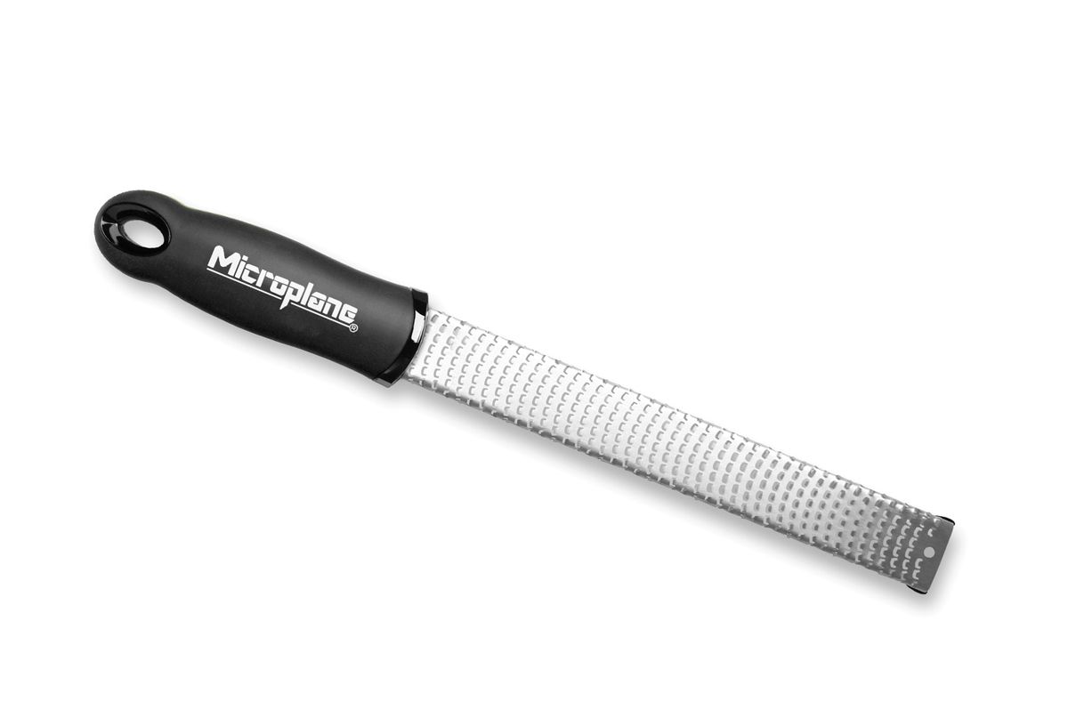 Терка для цедры и сыра Microplane, цвет: стальной, черный46020 Терка для цедры и сыра Microplane, цвет: стальной, черный46020Терка Microplane, изготовленная из нержавеющей стали высокой твердости, оснащена мелкими лезвиями и предназначена специально для натирания твердых сортов сыра типа пармезан, а также для цитрусовой цедры. Изделие оснащено эргономичной ручкой с нескользящим покрытием. Такой уникальный предмет станет незаменимым помощником на вашей кухне и понравится любой хозяйке. Длина терки: 32,5 см. Размер рабочей поверхности: 18,5 х 2,5 см. Microplane – это легендарные американские терки. Продукцией Microplane пользуются все известные кулинары и повара всего мира, среди них знаменитый шеф-повар Джейми Оливер. Вся продукция Microplane производится на собственном заводе в США. Для изготовления терок Microplane используют самую качественную нержавеющую сталь. Благодаря уникальному химическому составу стали, продукция Microplane не окисляется и сохраняет большее количество витаминов и полезных веществ в продуктах. Для производства продукции Microplane...