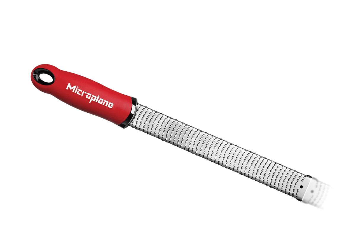 Терка для цедры и сыра Microplane, цвет: стальной, красный46120 Терка для цедры и сыра Microplane, цвет: стальной, красный46120Терка Microplane, изготовленная из нержавеющей стали высокой твердости, оснащена мелкими лезвиями и предназначена специально для натирания твердых сортов сыра типа пармезан, а также для цитрусовой цедры. Изделие оснащено эргономичной ручкой с нескользящим покрытием. Такой уникальный предмет станет незаменимым помощником на вашей кухне и понравится любой хозяйке. Длина терки: 32,5 см. Размер рабочей поверхности: 18,5 х 2,5 см. Microplane – это легендарные американские терки. Продукцией Microplane пользуются все известные кулинары и повара всего мира, среди них знаменитый шеф-повар Джейми Оливер. Вся продукция Microplane производится на собственном заводе в США. Для изготовления терок Microplane используют самую качественную нержавеющую сталь. Благодаря уникальному химическому составу стали, продукция Microplane не окисляется и сохраняет большее количество витаминов и полезных веществ в продуктах. Для производства продукции Microplane...