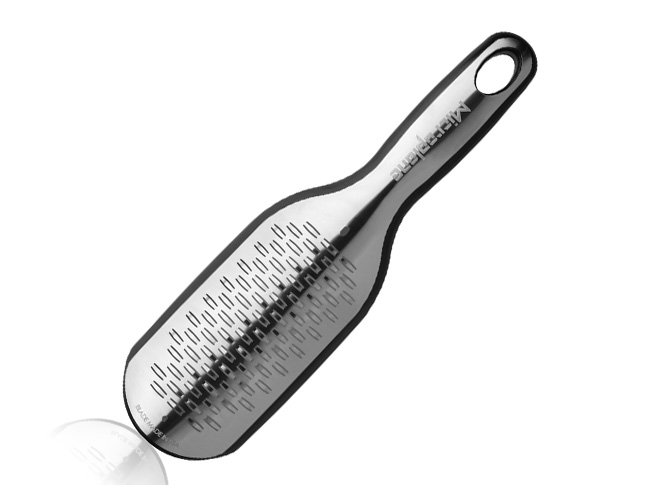 Терка ленточная средняя, цвет: черный Microplane49002 Терка ленточная средняя, цвет: черный Microplane49002Терка Microplane Home идеально подходит для сыров, чеснока, лука, яблок, картофеля, моркови, свеклы, шоколада, масла. Стружка по форме напоминает ленту среднего размера. Терка оснащена удобной мягкой ручкой и нескользящими ножками. Лезвие выполнено из высококачественной нержавеющей 302 стали. В комплекте имеется защитный пластиковый чехол. Можно мыть в посудомоечной машине. Microplane - это легендарные американские терки. Продукцией Microplane пользуются все известные кулинары и повара всего мира, среди них знаменитый шеф-повар Джейми Оливер. Вся продукция Microplane производится на собственном заводе в США. Microplane используют самую качественную нержавеющую сталь. Благодаря уникальному химическому составу, продукция не окисляется и сохраняет большее количество витаминов и полезных веществ в продуктах. Для производства используются нержавеющие стали 410, 301 и 302 - идеальный материал для терок, поэтому продукция...