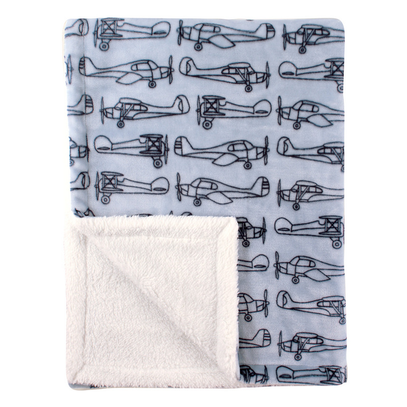 Hudson Baby Плед двусторонний (плюш, шерпа), 76х101 см, цвет серый50657 Hudson Baby Плед двусторонний (плюш, шерпа), 76х101 см, цвет серый50657Двусторонний плед от Hudson Baby - невероятно мягкий и уютный. Имеет прямоугольную форму, изготовлен из двух полотен. На лицевой стороне - плюш, на обороте - шерпа. Плед декорирован стильным принтом, перевязан подарочной лентой.