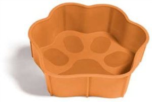 Миска SafeMade Flex Safe, гибкая, цвет: оранжевый, 300 мл5012 Миска SafeMade Flex Safe, гибкая, цвет: оранжевый, 300 мл5012Миска Flex Safe разработана для братьев наших меньших. Миску можно крутить, сворачивать и даже растягивать. Неважно, что Вы будете с ней делать, Flex Safe всегда возвращает свою исходную форму. Эти миска идеально подходит как для путешествий, так и для повседневного использования. Flex Safe изготовлена из материалов, которые легко моются в обычной воде. Более того в этой миске можно выпекать вкусные угощения для вашей собаки, а так же разогревать еду в микроволновой печи. Объем: 300 мл