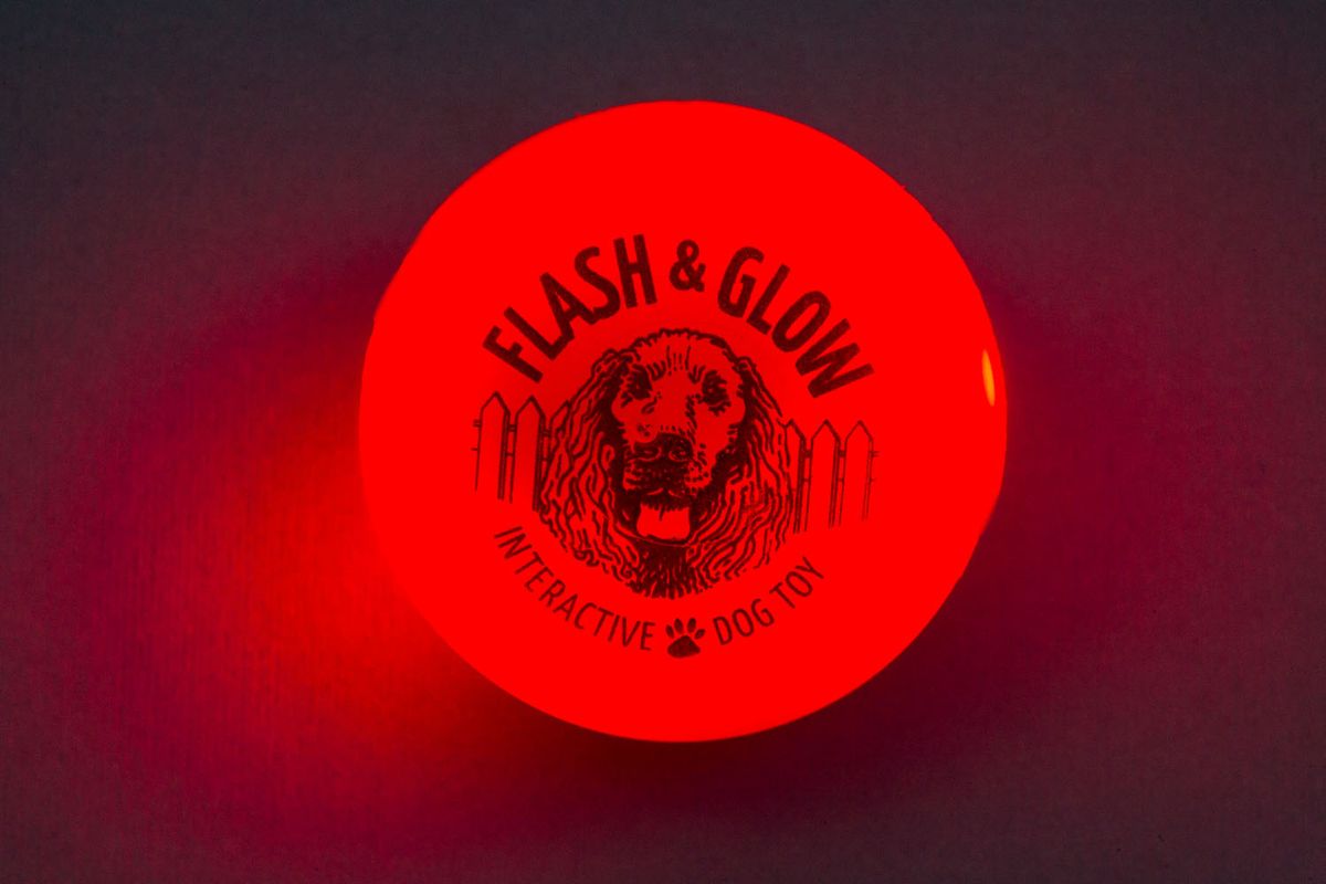 Светящийся мяч Flash & Glow, красный6053 Светящийся мяч Flash & Glow, красный6053Вы теряете собачьи игрушки на прогулках в темное время суток? Ваша собака зашла в кусты и вечером ее плохо видно? Теперь есть решение этих проблем! Аксессуары для собак компании American Dog Toys светятся в темноте!