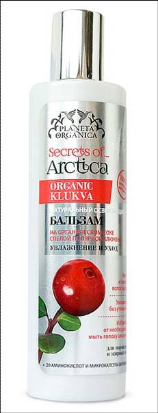 Planeta Organica Secrets of Arctica Бальзам для волос Увлажнение и уход освежающий, 280 мл071-04-3466 Planeta Organica Secrets of Arctica Бальзам для волос Увлажнение и уход освежающий, 280 мл071-04-3466Спелая полярная клюква, собранная после первых заморозков, сосредоточила в себе запас биологически-активных веществ, оказывающих балансирующее действие на состояние волос и кожи головы. Клюква решает проблему повышенной сальности головы, позволяя волосам надолго оставаться чистыми и легкими, избавляя вас от необходимости мыть голову ежедневно. Сочная полярная клюква, насыщенная высокоэффективными антиоксидантами, защищает волосы от разрушения, увлажняет, избавляет от ломкости по всей длине. 20 аминокислот и микрокапсулы витамина D восполняют потери питательных веществ, необходимых для здоровья волос. В результате регулярного применения кожа головы наполняется крепким сибирским здоровьем, а волосы искрятся блеском северного сияния. Особенности состава: * Органические ингредиенты. Fruit juice* (органический сок клюквы), Organic Leontopodium Alpinum Flower/Leaf Extract* (органический экстракт эдельвейса), Organic Origanum Vulgare Leaf Extract* (органический экстракт душицы), +...