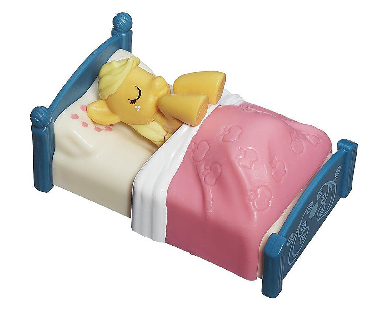 My Little Pony Игровой набор Applejack На фермеB2072_B2207_На ферме My Little Pony Игровой набор Applejack На фермеB2072_B2207_На фермеИгровой набор My Little Pony На ферме обязательно понравится вашей малышке. Милая желтая лошадка отдыхает на своей кроватке после насыщенного интересного дня. Лошадка лежит на белой перинке и накрыта розовым одеялом. Одеялко снимается и лошадку можно легко вынуть из кроватки. Эппджек - задорная пони, которая работает на ферме Сладкое яблоко вместе со старшим братом и младшей сестренкой. Эпплджек - добрая, честная и прямодушная, хоть иногда и бывает немного упрямой. На Эпплджек всегда можно положиться, ведь она самый настоящий друг - верный, надежный и отзывчивый! Игры с таким набором не только подарят девочке множество счастливых мгновений, но и помогут развить мелкую моторику и творческие способности.