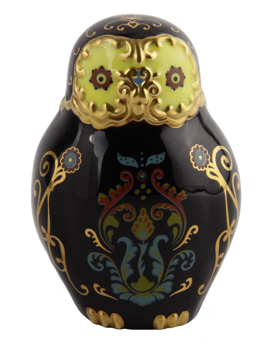 Статуэтка Сова в стиле а-ля Рюс из серии The Curio Cabinet Owls Collection. Фарфор, деколь, роспись. The Franklin Mint, США, конец XX векаПБ ДПА 01.08.2016-1 Статуэтка Сова в стиле а-ля Рюс из серии The Curio Cabinet Owls Collection. Фарфор, деколь, роспись. The Franklin Mint, США, конец XX векаПБ ДПА 01.08.2016-1Статуэтка Сова в стиле а-ля Рюс из серии The Curio Cabinet Owls Collection. Фарфор, деколь, роспись. The Franklin Mint, США, конец XX века. Высота 7 см, ширина 4,5 см, длина 4 см. Сохранность хорошая. Маркировка The Franklin Mint. Изящная фигурка совы выполнена из фарфора и украшена узорами в стиле русской народно-промысловой глазури под хохлому. Статуэтка станет отличным подарком и достойным пополнением коллекции!