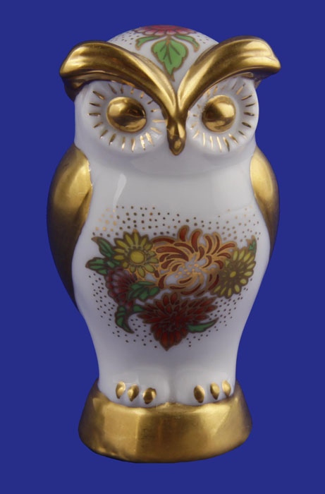 Статуэтка Сова в стиле Сацума из серии The Curio Cabinet Owls Collection. Фарфор, деколь, роспись. The Franklin Mint, США, конец XX векаПБ ДПА 01.08.2016-1 Статуэтка Сова в стиле Сацума из серии The Curio Cabinet Owls Collection. Фарфор, деколь, роспись. The Franklin Mint, США, конец XX векаПБ ДПА 01.08.2016-1Статуэтка Сова в стиле Сацума из серии The Curio Cabinet Owls Collection. Фарфор, деколь, роспись. The Franklin Mint, США, конец XX века. Высота 7,5 см, ширина 4 см, длина 3,5 см. Сохранность хорошая. Маркировка The Franklin Mint. Фигурка выполнена в стиле Сацума, классической японской росписи XVII века, отличительным чертами которой является использование спокойных нежных красок и золочения. Статуэтка станет отличным подарком и достойным пополнением коллекции!