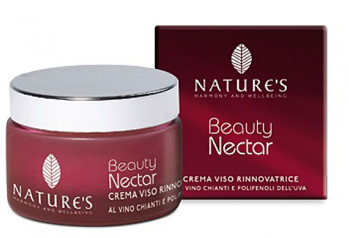 Крем для лица Natures Beauty Nectar, восстанавливающий, 50 мл60120204 Крем для лица Natures Beauty Nectar, восстанавливающий, 50 мл60120204Восстанавливающий крем для лица Natures Beauty Nectar - уникальное средство для усталой, тусклой кожи, потерявшей тонус и привлекательный вид. Специальный состав исключительно растительного комплекса на основе вина Кьянти, экстракта из косточек красного винограда кьянти и почек виноградной лозы стимулирует обновление клеток, питает, увлажняет, защищает и оживляет кожу лица и шеи, придавая сияние, свежесть и здоровый вид. Рекомендуется курсовой уход в течение не менее 30 дней, повторяясь 2-3 раза в год во время смены сезонов, после пляжного отдыха или стрессовых состояний.