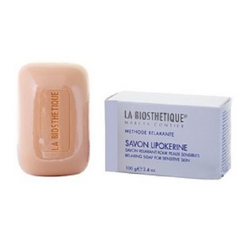 La Biosthetique Специальное нежное очищающее мыло Methode Relaxante, 100 гLB2508 La Biosthetique Специальное нежное очищающее мыло Methode Relaxante, 100 гLB2508Мыло, разработанное специально для кожи лица, нежно и эффективно очищает чувствительную и раздраженную кожу, при этом обеспечивая исключительно щадящий и мягкий уход, не вызывая сухости и обезвоживания. Оно имеет естественный для кожи уровень pH 7.3 7.6, питает, смягчает и укрепляет ее, благодаря, входящим в состав, натуральным жирным кислотам и аминокислотам, выделенным из Пальмы.