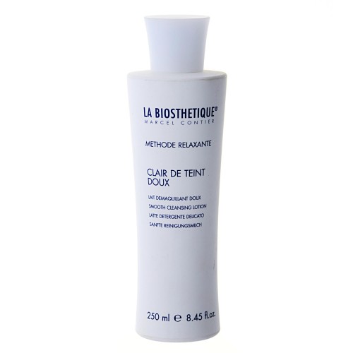 La Biosthetique Мягкая очищающая эмульсия Methode Relaxante для чувствительной кожи лица, 250 млLB3567 La Biosthetique Мягкая очищающая эмульсия Methode Relaxante для чувствительной кожи лица, 250 млLB3567Эмульсия нежно и эффективно очищает чувствительную и раздраженную кожу, при этом моментально смягчает ее и снимает зуд, поскольку содержит Пантенол, который восстанавливает ткани, снимает раздражение, успокаивает кожу и укрепляет ее естественный защитный слой, а также, Медицинское Белое масло, образующее на коже тонкую пленку, не закупоривающую поры, и обеспечивающую дополнительную защиту от агрессивных факторов внешней среды. Основным компонентом средства является Молочная кислота, которая улучшает процессы регенерации и обновления кожи, мягко отшелушивает омертвевшие клетки, очищает и сужает поры и регулирует РН кожи. В состав средства включена Лауриновая кислота, выделяемая из натуральных растительных масел, смягчающая и укрепляющая кожу, а аминокислоты Овса защищают от воздействия свободных радикалов.