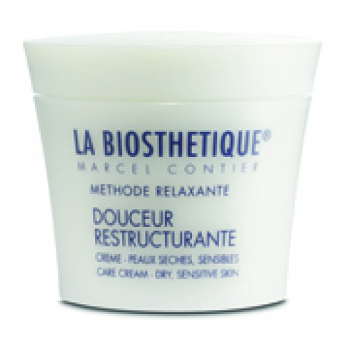 La Biosthetique Регенерирующий крем Methode Relaxante для чувствительной кожи, 50 млLB3635 La Biosthetique Регенерирующий крем Methode Relaxante для чувствительной кожи, 50 млLB3635Крем создан специально для ухода за чувствительной и раздраженной кожей, моментально смягчает ее и снимает зуд, поскольку содержит Пантенол, который восстанавливает ткани, снимает раздражение, успокаивает кожу и укрепляет ее естественный защитный слой, а также, медицинское белое масло, образующее на коже тонкую пленку, не закупоривающую поры, и обеспечивающую дополнительную защиту от агрессивных факторов внешней среды. Базовыми компонентами являются Фитостеролы, повышающие упругость и эластичность кожи, эффективно уплотняющие ее и снимающие воспаление, и Витамин Е- один из самых сильных антиоксидантов, который защищает кожу от свободных радикалов, возникших под воздействием ультрафиолетовых лучей, тем самым помогая предотвратить ее увядание, а также питает, смягчает, снимает микровоспаления и улучшает кровообращение в капиллярах. Средство содержит активные увлажняющие компоненты, заметно улучшает состояние кожи при нейродермите, после чрезмерного пребывания на солнце и воздействия...