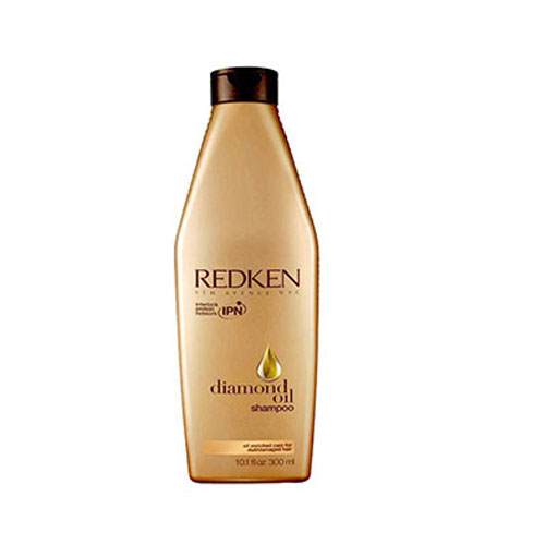 Redken шампунь Diamond Oil 300млP0666500 Redken шампунь Diamond Oil 300млP0666500Шампунь Даймонд Оил обогащенный маслами для восстановления волос - это новое поколение уходов, он бережно очищает и придает волосам мерцающий блеск. Технология Shine Strong Complex содержит масла кориандра, камелины и косточек абрикоса для защиты, питания и бриллиантового блеска.