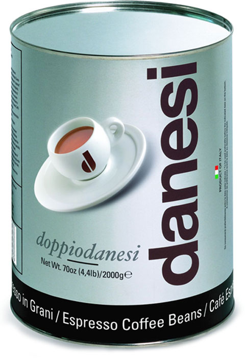 Danesi Doppio кофе в зернах, 2 кгCDNSB0-P00027 Danesi Doppio кофе в зернах, 2 кгCDNSB0-P00027Смесь из 100% арабики для настоящих знатоков. Результат тщательного купажа зерен Кении, Эфиопии, Бразилии и Центральной Америки. Соответствует всем стандартам итальянского эспрессо: умеренно темная обжарка, мягкий вкус с шоколадно-кремовым оттенком, отсутствие кислинки, великолепное послевкусие, как после бокала хорошего бордо. Страна: Кения, Эфиопия, Бразилия. Кофе Danesi – это элитный итальянский эспрессо, появившийся более ста лет назад. История кофе Danesi началась в Риме в 1905 году, когда итальянец Альфредо Данези открыл свой первый магазин и уютную кофейню «Nencini e Danesi». Альфредо сам составлял эксклюзивные кофейные смеси и варил эспрессо для своих гостей. За годы своего существования этот кофе завоевал огромную популярность не только в Италии, но и далеко за ее пределами, более чем в 60 странах мира. Философия компании очень проста – «Ежедневно прилагать массу усилий для достижения и сохранения высокого уровня удовлетворённости клиентов». А...