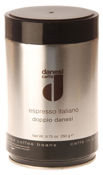 Danesi Doppio кофе в зернах, 250 гCDNSP0-P00046 Danesi Doppio кофе в зернах, 250 гCDNSP0-P00046Смесь из 100% арабики для настоящих знатоков. Результат тщательного купажа зерен Кении, Эфиопии, Бразилии и Центральной Америки. Соответствует всем стандартам итальянского эспрессо: умеренно темная обжарка, мягкий вкус с шоколадно-кремовым оттенком, отсутствие кислинки, великолепное послевкусие, как после бокала хорошего бордо. Страна: Кения, Эфиопия, Бразилия. Кофе Danesi – это элитный итальянский эспрессо, появившийся более ста лет назад. История кофе Danesi началась в Риме в 1905 году, когда итальянец Альфредо Данези открыл свой первый магазин и уютную кофейню «Nencini e Danesi». Альфредо сам составлял эксклюзивные кофейные смеси и варил эспрессо для своих гостей. За годы своего существования этот кофе завоевал огромную популярность не только в Италии, но и далеко за ее пределами, более чем в 60 странах мира. Философия компании очень проста – Ежедневно прилагать массу усилий для достижения и сохранения высокого уровня удовлетворённости клиентов. А воплощается...