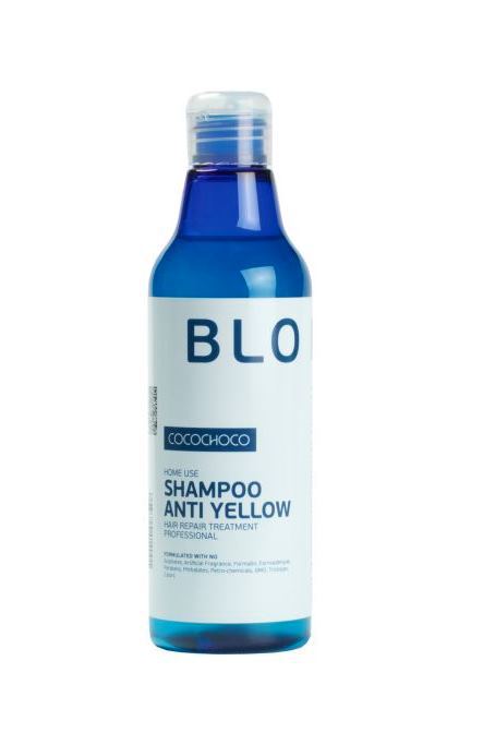 CocoChoco BLOND Шампунь для осветленных волос 250 мл001 CocoChoco BLOND Шампунь для осветленных волос 250 мл001Шампунь Blonde Shampoo Anti Yellow предназначен для ухода за блондированными волосами, а также применяется после процедуры кератинового восстановления волос, помогая максимально сохранить результат на длительный период времени. Шампунь мягко ухаживает за ослабленными после обесцвечивания волосами, обеспечивает бережное очищение и глубокое питание, восстанавливает структуру и обеспечивает нейтрализацию жёлтых пигментов, что помогает поддерживать холодные оттенки блонд. Волосы становятся более крепкими, здоровыми и ухоженными. Шампунь не содержит красителей, нейтрализация происходит за счет светоотражающих компонентов, поэтому он подходит для ежедневного использования.