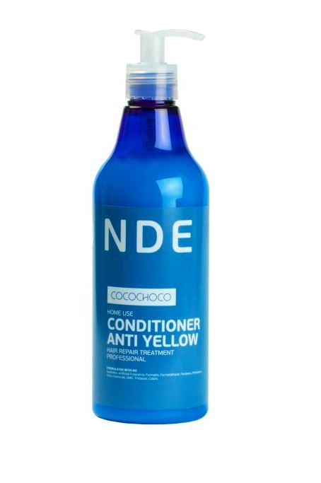 CocoChoco BLOND Кондиционер для осветленных волос 250 мл018 CocoChoco BLOND Кондиционер для осветленных волос 250 мл018Кондиционер Blonde Conditioner Anti Yellow был разработан специально для ежедневного ухода за блондированными волосами. Очень часто после обесцвечивания волосы становятся жесткими, грубыми, теряют блеск и силу, и поэтому нуждаются в особом тщательном уходе. Кондиционер CocoChoco помогает вернуть волосам жизненную силу и продлить эффект от процедуры кератинового восстановления. Он глубоко проникает в структуру волоса, тем самым обеспечивая интенсивное увлажнение, восстановление и заполнение пористых повреждённых участков. После применения кондиционера волосы приобретают здоровый блеск, плотность, шелковистость, легко расчёсываются. Кроме того, можно забыть про неприятный жёлтый оттенок. Кондиционер помогает его нейтрализовать. Кондиционер не содержит красителей, нейтрализация происходит за счет светоотражающих компонентов, поэтому он подходит для ежедневного использования. Не содержит сульфатов, искусственных отдушек, формалина, формальдегида, парабенов, фталатов, нефтехимических...