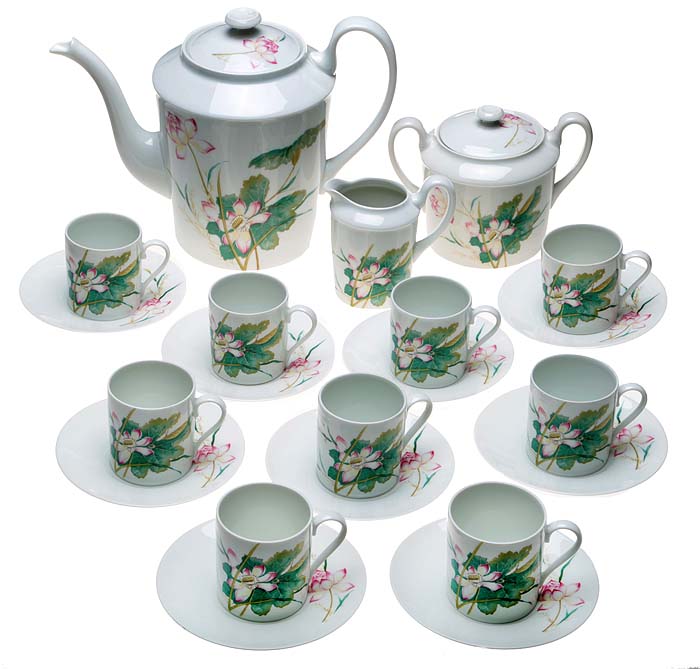 Limoges! Кофейный сервиз Цветок лотоса, на 9 персон, 21 предмет. Фарфор, деколь с подрисовкой. Limoges, Франция, 1980-е гг.ОС27728 Limoges! Кофейный сервиз Цветок лотоса, на 9 персон, 21 предмет. Фарфор, деколь с подрисовкой. Limoges, Франция, 1980-е гг.ОС27728Изысканный кофейный сервиз Цветок лотоса на 9 персон, 21 предмет. Фарфор, деколь с подрисовкой. Маркировка: подглазурное клеймо черного цвета Les maitres porcelainifrs. Limogeauds. Датировка: Франция, 1980-е гг. Уникальный номер. Состав и размеры: Чашка 9 шт. - высота 6 см, диаметр 5,5 см. Блюдце 9 шт. - диаметр 12,5 см. Сахарница 1 шт. - высота 12 см, диаметр 9 см. Кофейник 1 шт. - высота 20 см, диаметр 13 см. Сливочник 1 шт. - высота 9 см, диаметр 6 см. Сохранность хорошая. На одном блюдце небольшой скол с тыльной стороны.