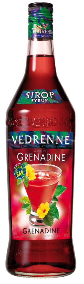 Vedrenne Гренадин сироп, 1 лSVDRGR-010B01 Vedrenne Гренадин сироп, 1 лSVDRGR-010B01Сироп Гренадин — поистине один из самых популярных продуктов данной категории. Его вкус прекрасно сочетается с другими напитками, в том числе и алкогольными, лимонадами, компотами, кофе и холодным чаем. Сиропы изготавливаются на основе натурального растительного сырья, фруктовых и ягодных соков прямого отжима, цитрусовых настоев, а также с использованием очищенной воды без вредных примесей, что позволяет выдержать все ценные и полезные свойства натуральных фруктово-ягодных плодов и трав. В состав сиропов входит только натуральный сахар, произведенный по традиционной технологии из сахарозы. Благодаря высокому содержанию концентрированного фруктового сока, сиропы Vedrenne обладают изысканным ароматом и натуральным вкусом, являются эффективным подсластителем при незначительной калорийности. Они оптимизируют уровень влажности и процесс кристаллизации десертов, хорошо смешиваются с другими ингредиентами и способствуют улучшению вкусовых качеств напитков и...