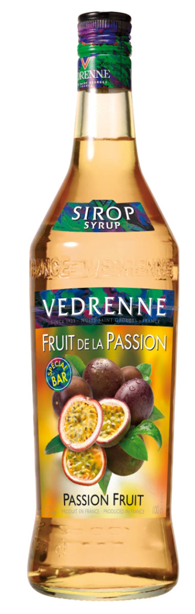 Vedrenne Маракуя сироп, 1 лSVDRFP-010B01 Vedrenne Маракуя сироп, 1 лSVDRFP-010B01Сироп Маракуйя входит в число весьма своеобразных, экзотических добавок для различных напитков и десертов. Восхитительный аромат тропического фрукта делает данный сироп оригинальным и неповторимым. Сироп из маракуйи отличается ярким оранжево-желтым цветом, изящным ароматом и свежим вкусом спелых тропических фруктов. Если за окном серые будни, а в жизни так не хватает ярких красок, то сироп Маракуйя - это то, что вам сейчас необходимо! Всего пара чайных ложек этого лакомства - и ваш любимый напиток превратится в сказочный коктейль, а вы перенесетесь на песчаный пляж, под тень пальмового дерева. Маракуйя также известна как фрукт страсти. Данное название особенно удачно передает представление о чувственном и в то же время легком аромате этого плода. Сироп Маракуйя можно найти в ассортименте многих современных производителей. Качественные сиропы изготавливаются на основе очищенной воды с добавлением натурального сока маракуйи или фруктового пюре, без усилителей вкуса и...