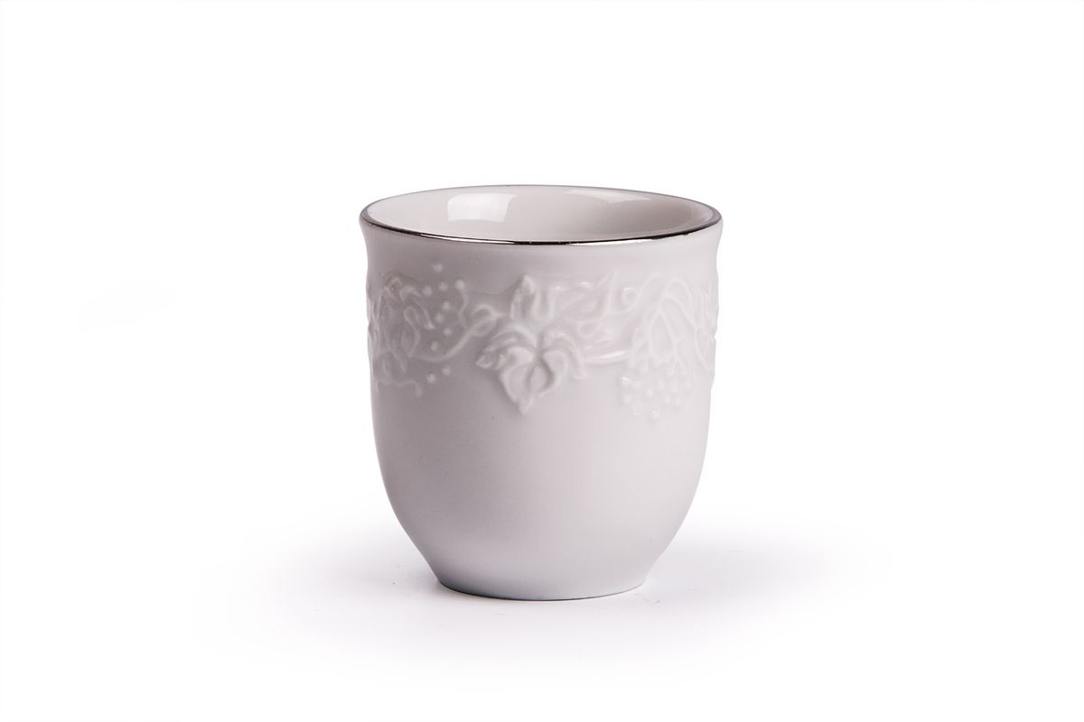 Стаканчик для зубочисток La Rose des Sables Vendanges Platine6 945 380 019 Стаканчик для зубочисток La Rose des Sables Vendanges Platine6 945 380 019Стаканчик для зубочисток La Rose des Sables Vendanges Platine выполнен из высококачественного тунисского фарфора, изготовленного из уникальной белой глины. На всех изделиях La Rose des Sables можно увидеть маркировку Pate de Limoges. Это означает, что сырье для изготовления фарфора добывают во французской провинции Лимож, и качество соответствует высоким европейским стандартам. Все производство расположено в Тунисе. Особые свойства этой глины, открытые еще в 18 веке, позволяют создать удивительно тонкую, легкую и при этом прочную посуду. Благодаря двойному термическому обжигу фарфор обладает высокой ударопрочностью, стойкостью к сколам и трещинам, жаропрочностью и великолепным блеском глазури. Коллекция Vendanges Platine - это изысканная классика, дополненная нежным рельефом в виде гроздей винограда и платиновой эмалью. Эта белая фарфоровая посуда станет настоящим украшением вашего стола. Прекрасный вариант как для праздничной, так и для...