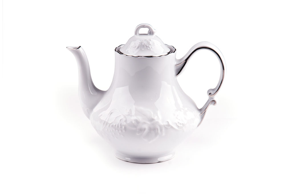 Чайник заварочный La Rose des Sables Vendanges Platine, 1 л6 931 100 019 Чайник заварочный La Rose des Sables Vendanges Platine, 1 л6 931 100 019Заварочный чайник La Rose des Sables Vendanges Platine выполнен из высококачественного тунисского фарфора, изготовленного из уникальной белой глины. На всех изделиях La Rose des Sables можно увидеть маркировку Pate de Limoges. Это означает, что сырье для изготовления фарфора добывают во французской провинции Лимож, и качество соответствует высоким европейским стандартам. Все производство расположено в Тунисе. Особые свойства этой глины, открытые еще в 18 веке, позволяют создать удивительно тонкую, легкую и при этом прочную посуду. Благодаря двойному термическому обжигу фарфор обладает высокой ударопрочностью, стойкостью к сколам и трещинам, жаропрочностью и великолепным блеском глазури. Коллекция Vendanges Platine - это изысканная классика, дополненная нежным рельефом в виде гроздей винограда и платиновой эмалью. Эта белая фарфоровая посуда станет настоящим украшением вашего стола. Прекрасный вариант как для праздничной, так и для...