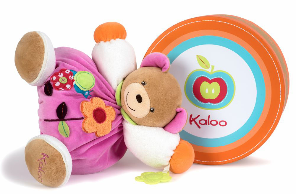Kaloo Мягкая игрушка Мишка 30 смK963200 Kaloo Мягкая игрушка Мишка 30 смK963200Великолепный мягкий медвежонок светло-розового цвета Kaloo привлечет внимание малыша и надолго станет его постоянным спутником и любимой игрушкой. Медвежонок изготовлен из нескольких видов ткани, что прекрасно будет развивать тактильные ощущения малыша. Игрушка выполнена из качественных и безопасных для здоровья детей материалов, которые не вызывают аллергии, приятны на ощупь и доставляют большое удовольствие во время игр. Внутри игрушки есть погремушка, которая успокоит малыша и привлечет его внимание. Игрушку приятно держать в руках, прижимать к себе и придумывать разнообразные игры. Игры с мягкими игрушками развивают тактильную чувствительность и сенсорное восприятие.