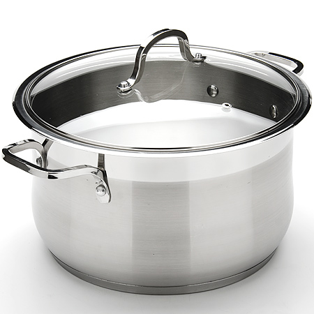 Кастрюля Mayer & Boch с крышкой, 21 л. 2065720657 Кастрюля Mayer & Boch с крышкой, 21 л. 2065720657Кастрюля Mayer & Boch изготовлена из высококачественной нержавеющей стали 18/10. Комбинация матовой и зеркальной полировки внешнего покрытия придает изделию особо эстетичный внешний вид. Внутренняя поверхность идеально ровная, что значительно облегчает мытье. Энергосберегающее капсульное алюминиевое дно быстро и равномерно распределяет тепло. Крышка, выполненная из термостойкого стекла, позволит вам следить за процессом приготовления пищи. Она имеет отверстие для выхода пара и металлический обод. Крышка плотно прилегает к краю кастрюли, предотвращая проливание жидкости и сохраняя аромат блюд. Подходит для использования на всех типах плит, включая индукционные. Также изделие можно мыть в посудомоечной машине. Диаметр кастрюли (по верхнему краю): 34 см. Высота стенки: 23 см. Ширина (с учетом ручек): 47 см. Диаметр основания: 31см.