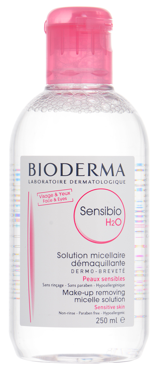 Bioderma очищающая вода Sensibio250млB28703 Bioderma очищающая вода Sensibio250млB28703Очищение хрупкой, тонкой, чувствительной кожи, склонной к появлению покраснений. Снятие макияжа (в том числе - водостойкого) с лица и контура глаз.Великолепная переносимость. Сенсибио Н20 качественно и быстро очищает кожу лица и контур глаз путем микроэмульгирования загрязнений и макияжа, сохраняя при этом гидролипидный баланс рогового слоя кожи. Успокаивает и увлажняет кожу. Не содержит щелочи, спирта, феноксиэтанола и ароматизаторов рН-нейтральный. Мягко очищает кожу